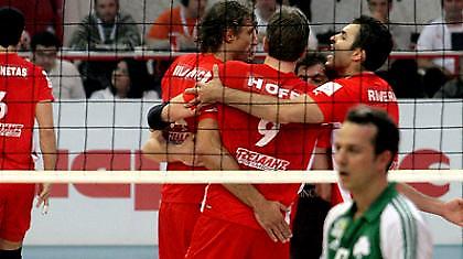 «Κοκκινίζει» η κούπα