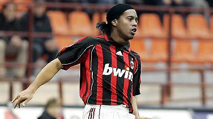 Δεν το «κουνάει» από τη Μίλαν ο Ροναλντίνιο
