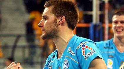 Στα «ερυθρόλευκα» και επίσημα ο Τίσερ