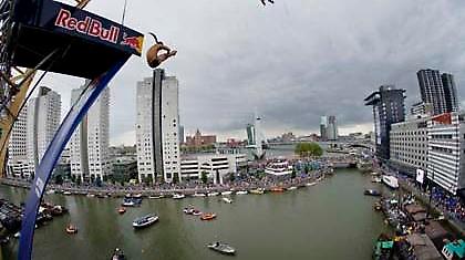«Έπεσε» από τα 26 μέτρα και… έπιασε κορυφή!