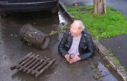 «Βούτηξε» στον υπόνομο!!!