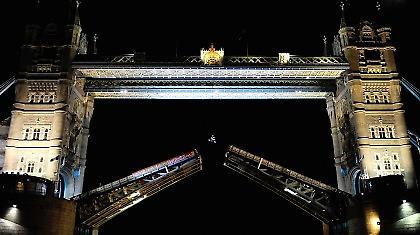 «Πέταξε» πάνω από τον… Τάμεση!