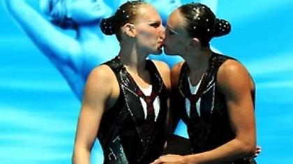 Γιόρτασαν το «χρυσό» με «καυτό» φιλί οι Ρωσίδες!