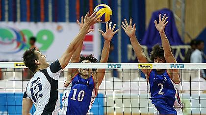 Πρεμιέρα με ήττα από τους «τρικολόρ»