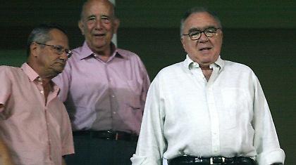 Γεννάνε και τα κοκόρια του…