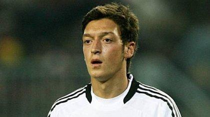 Με τον Οζίλ τα έβαλαν οι νεοναζί…