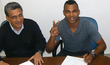 Ανανέωσε με Μπαρουέρι ο Φερναντίνιο