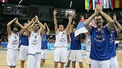 Αποθέωση για τους Σέρβους