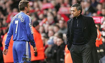 Τα βλέμματα στο «Άνφιλντ»