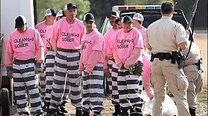 Από τη φυλακή στα…γήπεδα