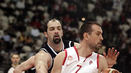 Α1: Μπαίνουν Πάουελ, Τζιγκάνοβιτς