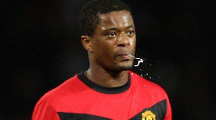 Μην πτύετε στον… χλοοτάπητα