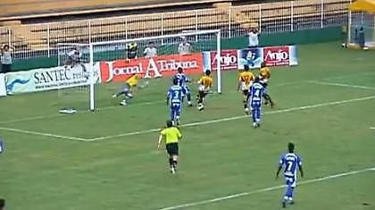 Προσπάθησαν να… «γκρεμίσουν» το τέρμα! (video)