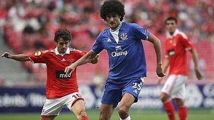 Με το αυτί σε  Βουκουρέστι και Λίβερπουλ