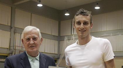 Ένας μέσα, ένας έξω…