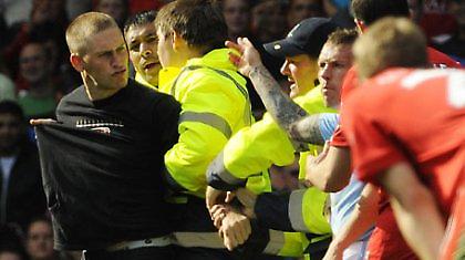 Σεκιούριτι της Γιουνάιτεντ εναντίον οπαδού της Σίτι!