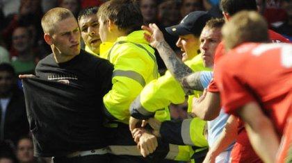 Σεκιούριτι της Γιουνάιτεντ εναντίον οπαδού της Σίτι!