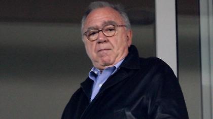 Ωρα να βγει μπροστά