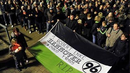 Πλήθος κόσμου «αποχαιρέτησε» τον Ένκε