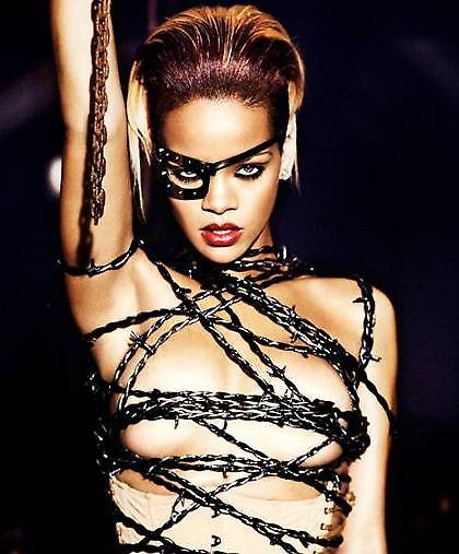 Η Rihanna τραβάει τη σκανδάλη (video)