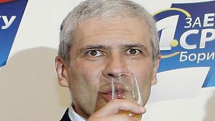 «Πληρώνει» επειδή έπινε σε γήπεδο ο πρόεδρος της Σερβίας