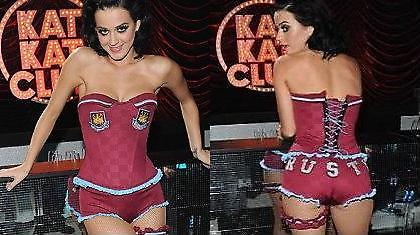 Γνωστή «αοιδός» κάνει μόδα τα εσώρουχα… West Ham!