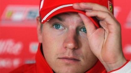 Ο Ραϊκόνεν συζητά με τη Mercedes