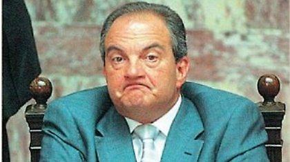 Ή  αυτός πολύ σοβαρός ή εμείς… γελοίοι