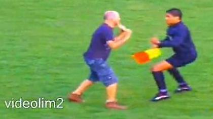 Επόπτης… «μπαγλαρώνει» εισβολέα οπαδό! (video)