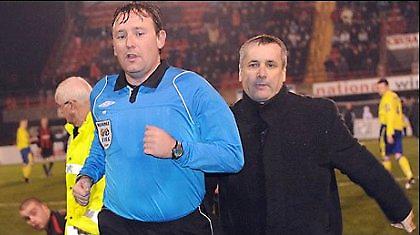 «Ντου» σε διαιτητή του ιρλανδικού πρωταθλήματος!