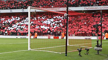 Τo EMIRATES έγινε κόκκινο