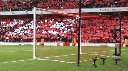 Τo EMIRATES έγινε κόκκινο