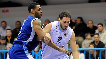 Συνεχίζει ακάθεκτος!