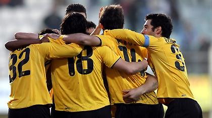 Οι άλλοι… σφάζονται, η ΑΕΚ μαζεύει ενέργεια