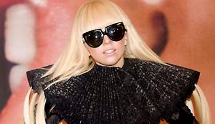 H Lady GaGa κατακτά και την Αγγλία