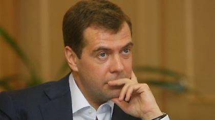 «Παραιτηθείτε ή θα σας… βοηθήσουμε»