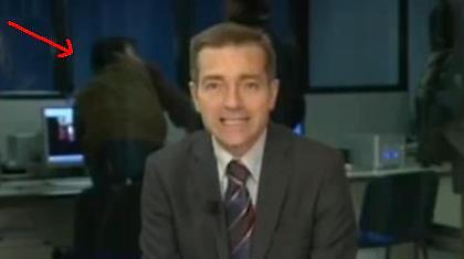 Ειδήσεις με φόντο… χαμοκυλίσματα! (video)