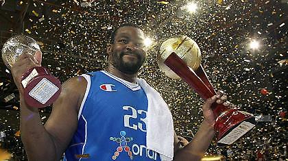 Το τρίποντο του «Σόφο» από το κέντρο του γηπέδου (video)