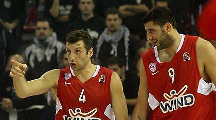 Αποθέωση για τους παίκτες του Ολυμπιακού