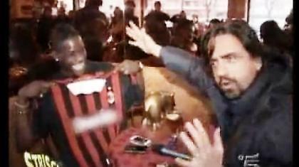 Πρόβαρε τη φανέλα της Μίλαν ο Μπαλοτέλι (video)