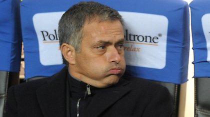 Τα έβαλε με το πλαστικό χορτάρι ο Μουρίνιο