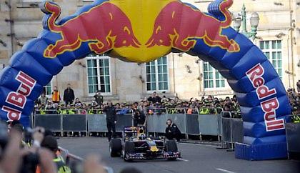 100 χιλιάδες φίλοι της F1 στο σόου της Red Bull (vid)