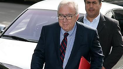 Ή, είσαι με τον αστυνόμο ή, είσαι με τον χωροφύλακα