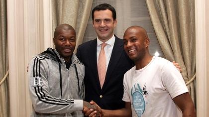 Ο Ντομί προλογίζει και σχολιάζει τον ηθοποιό Σισέ