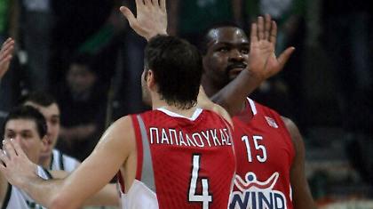 Καλάθια αγάπης από τον Ολυμπιακό και τη WIND (video)