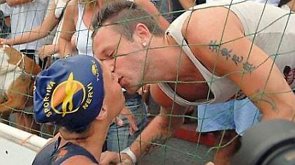 «Θα αφήσουμε το γάμο να… πάμε Μουντιάλ;»