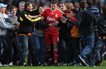 «Την έπεσε» σε πιτσιρικά ο Τζέραρντ! (video)