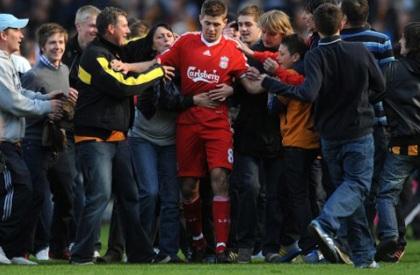 «Την έπεσε» σε πιτσιρικά ο Τζέραρντ! (video)