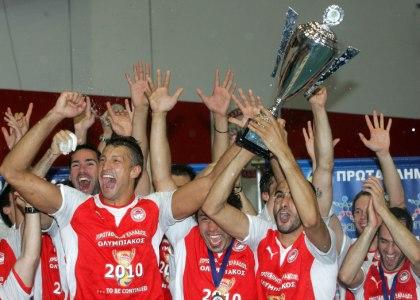 Η απονομή του τροπαίου στον Ολυμπιακό (video)