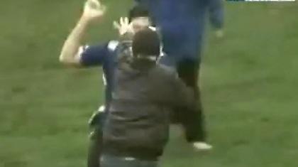 «Έφαγε» ψιλές ο διαιτητής, όμως έριξε κιόλας (video)